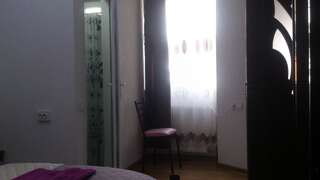 Гостевой дом Guest house Madonna Тбилиси Двухместный номер с 2 отдельными кроватями и душем-19